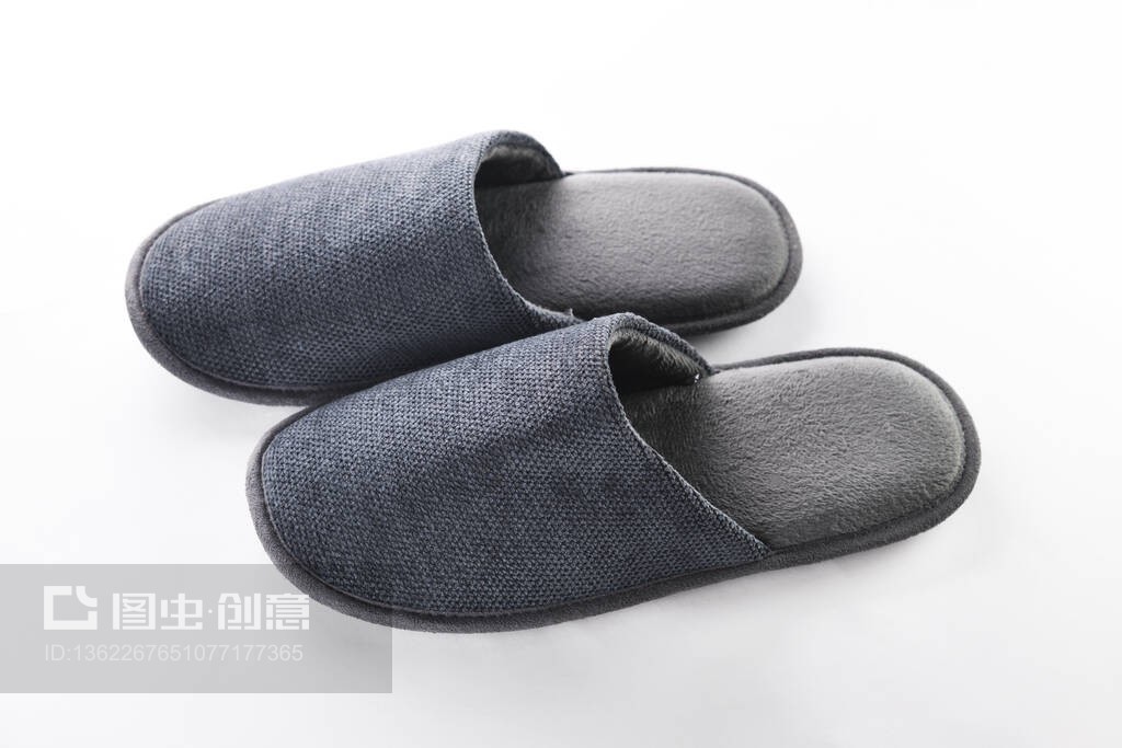 一双空白软灰色家居拖鞋 设计与功能解析