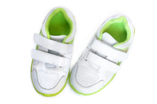 宝宝鞋子选购与穿着指南 从鞋类配件到正确穿法